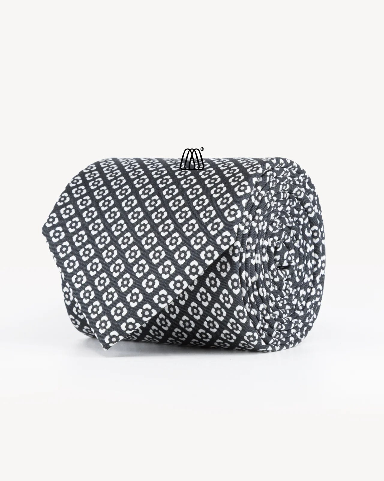 Hodvábna kravata čierna – bočný pohľad