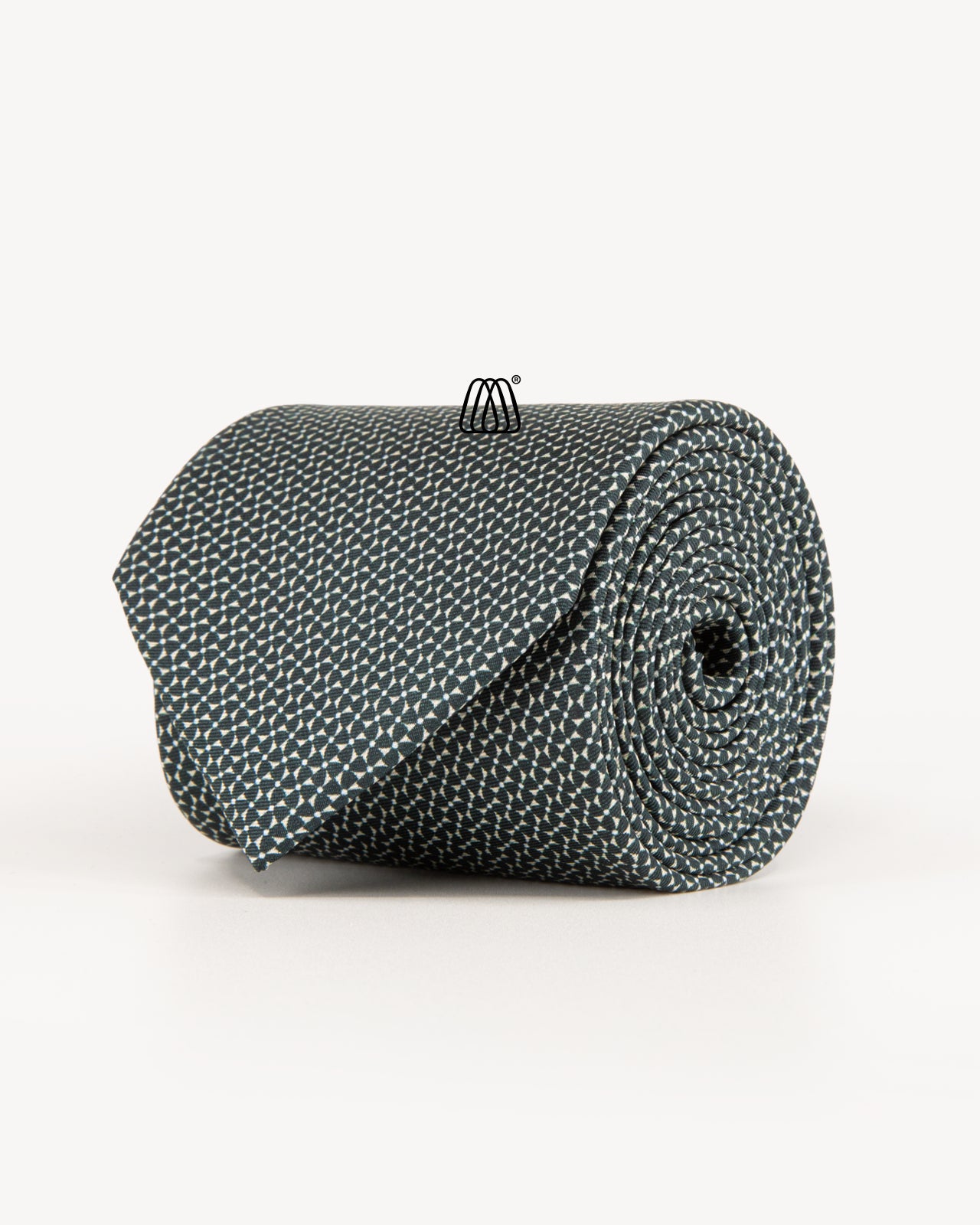 Hodvábna kravata čierna – bočný pohľad